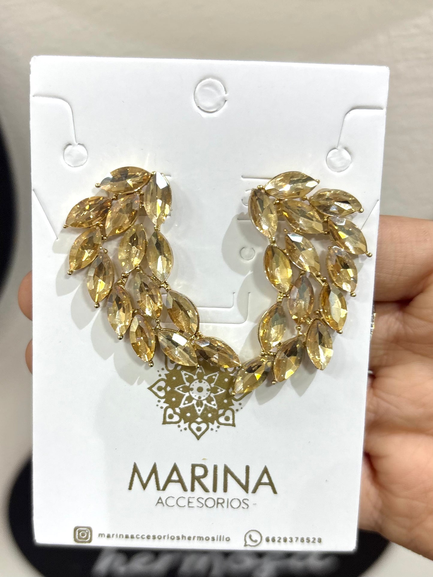 Aretes de pedrería dorados