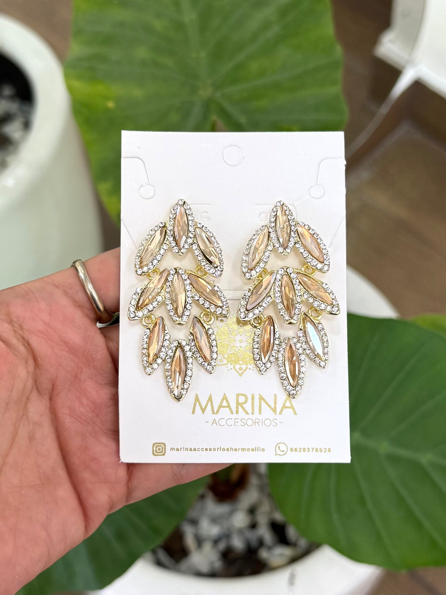 Aretes de pedrería dorados