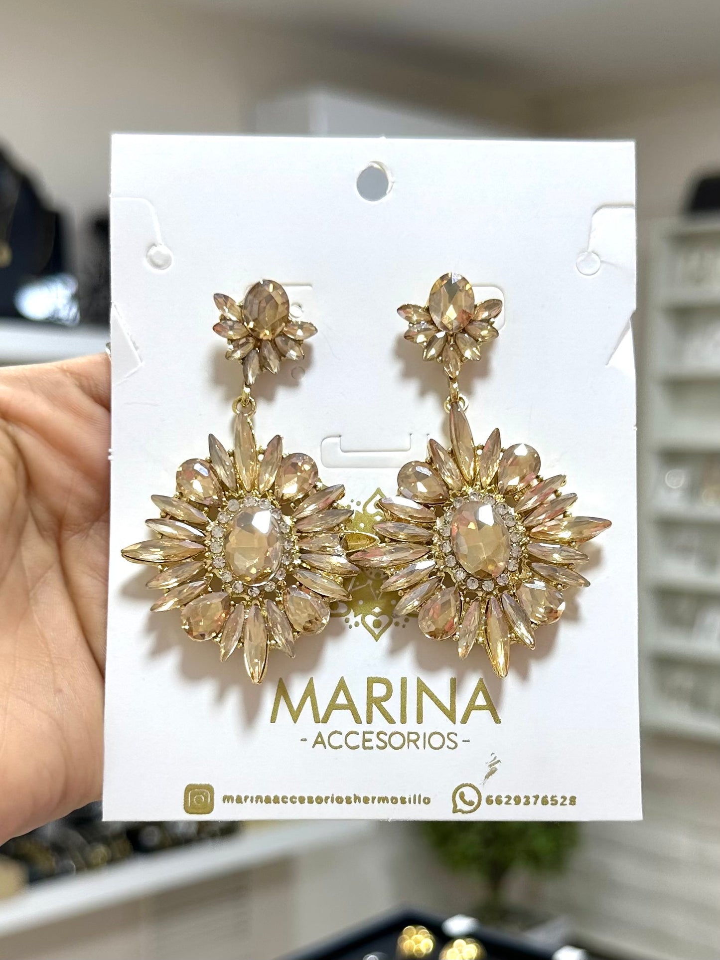 Aretes de pedrería dorados