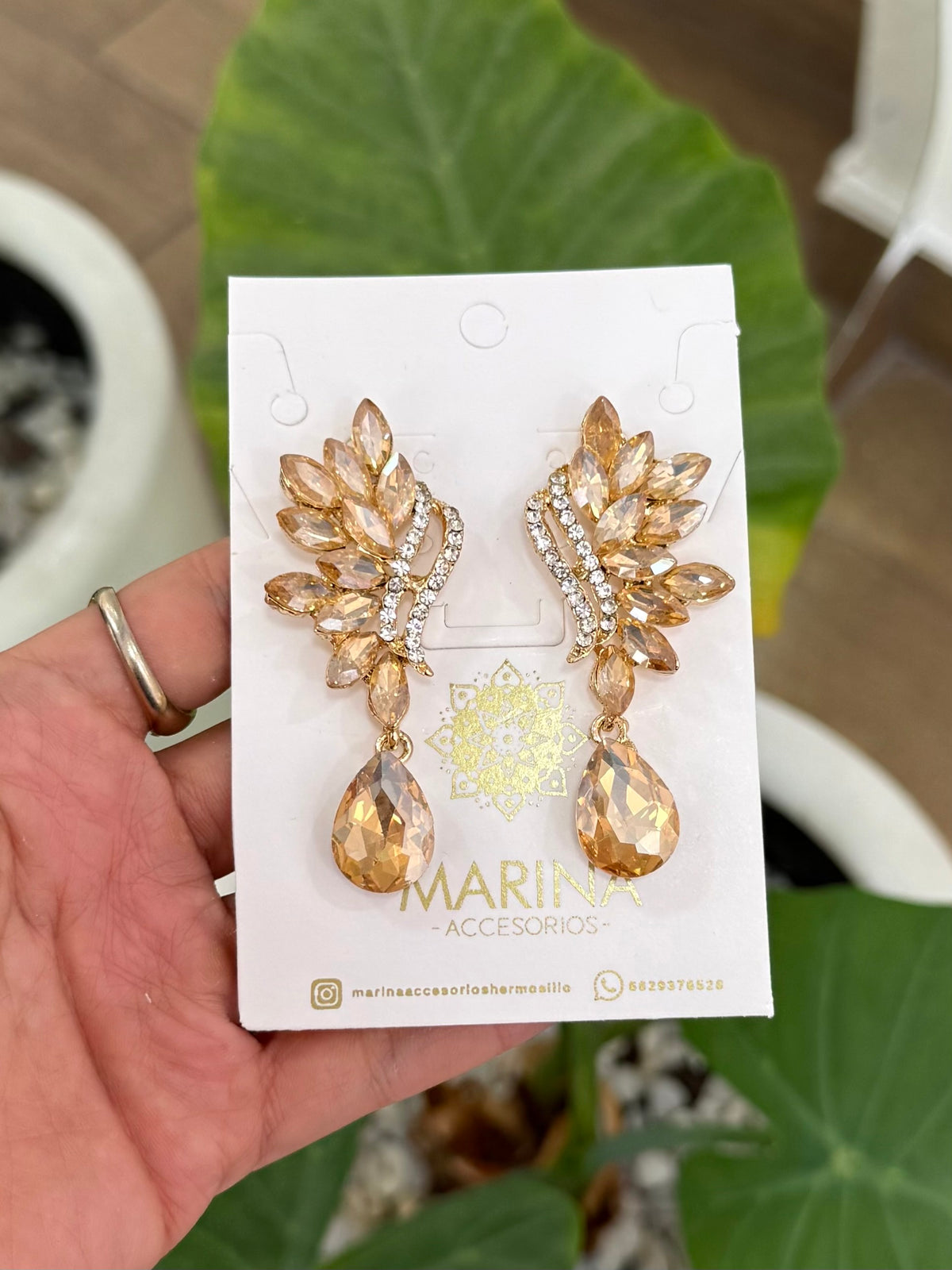 Aretes de pedrería dorados