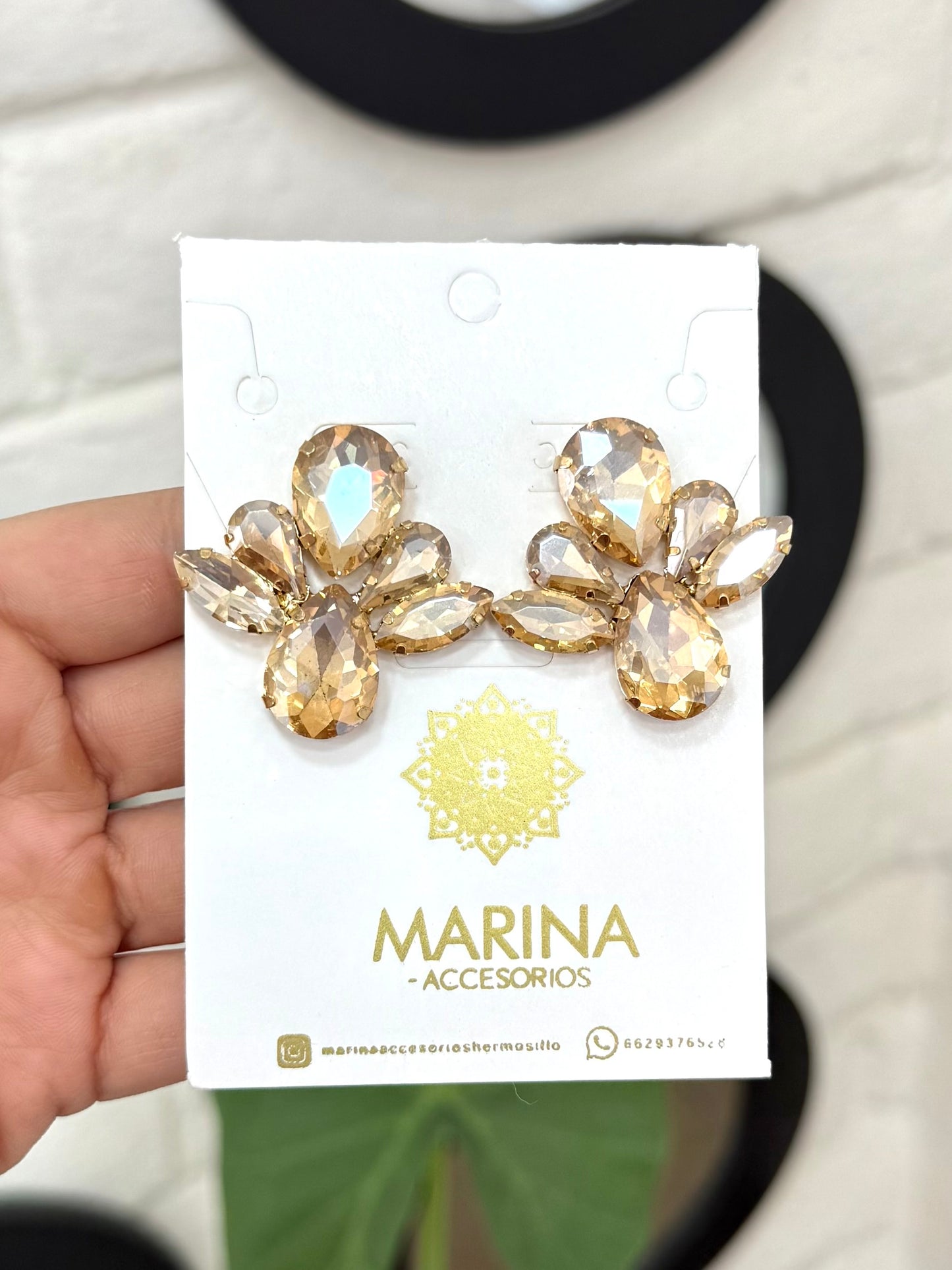 Aretes de pedrería dorados