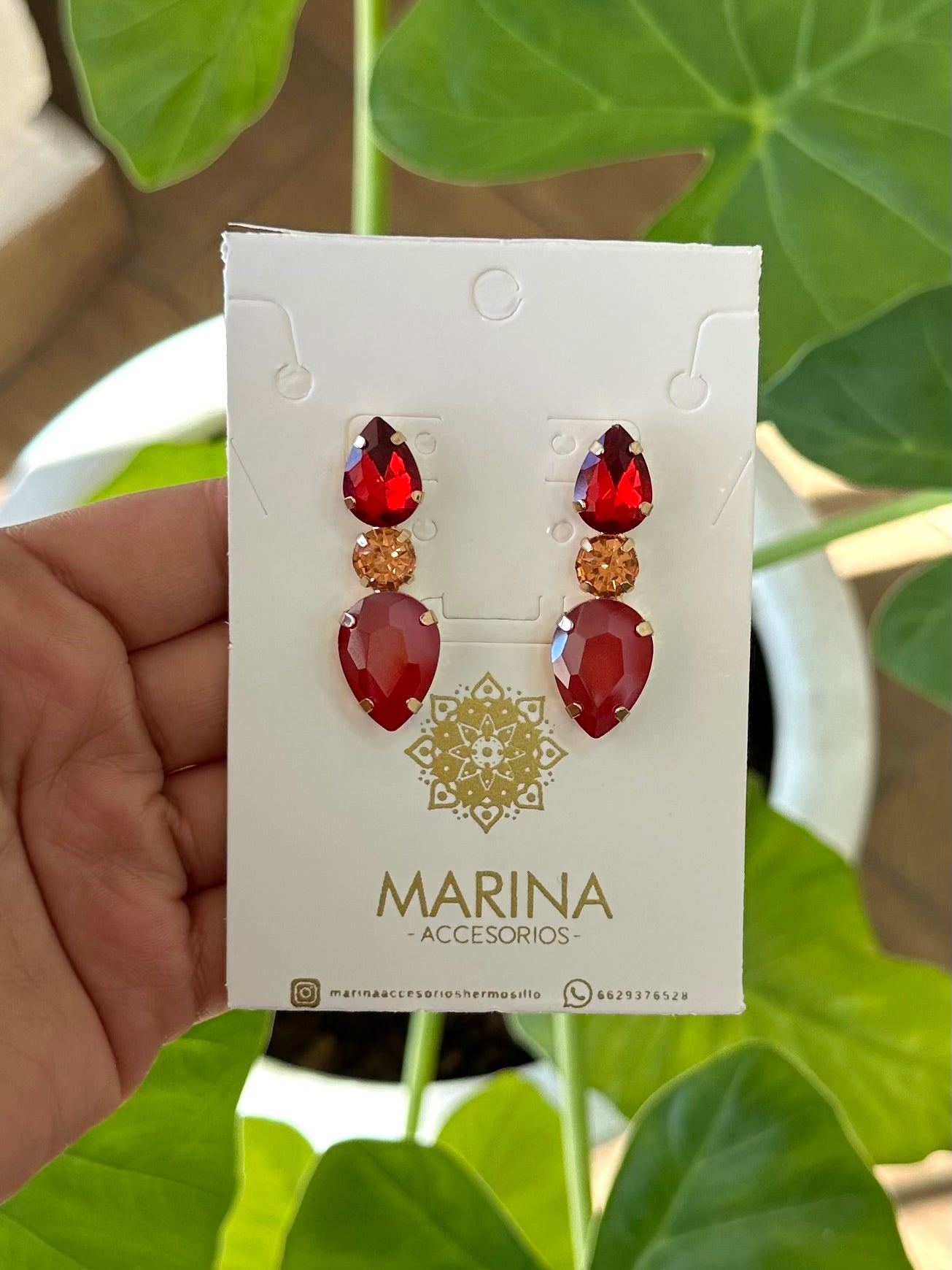 Aretes de pedrería rojo
