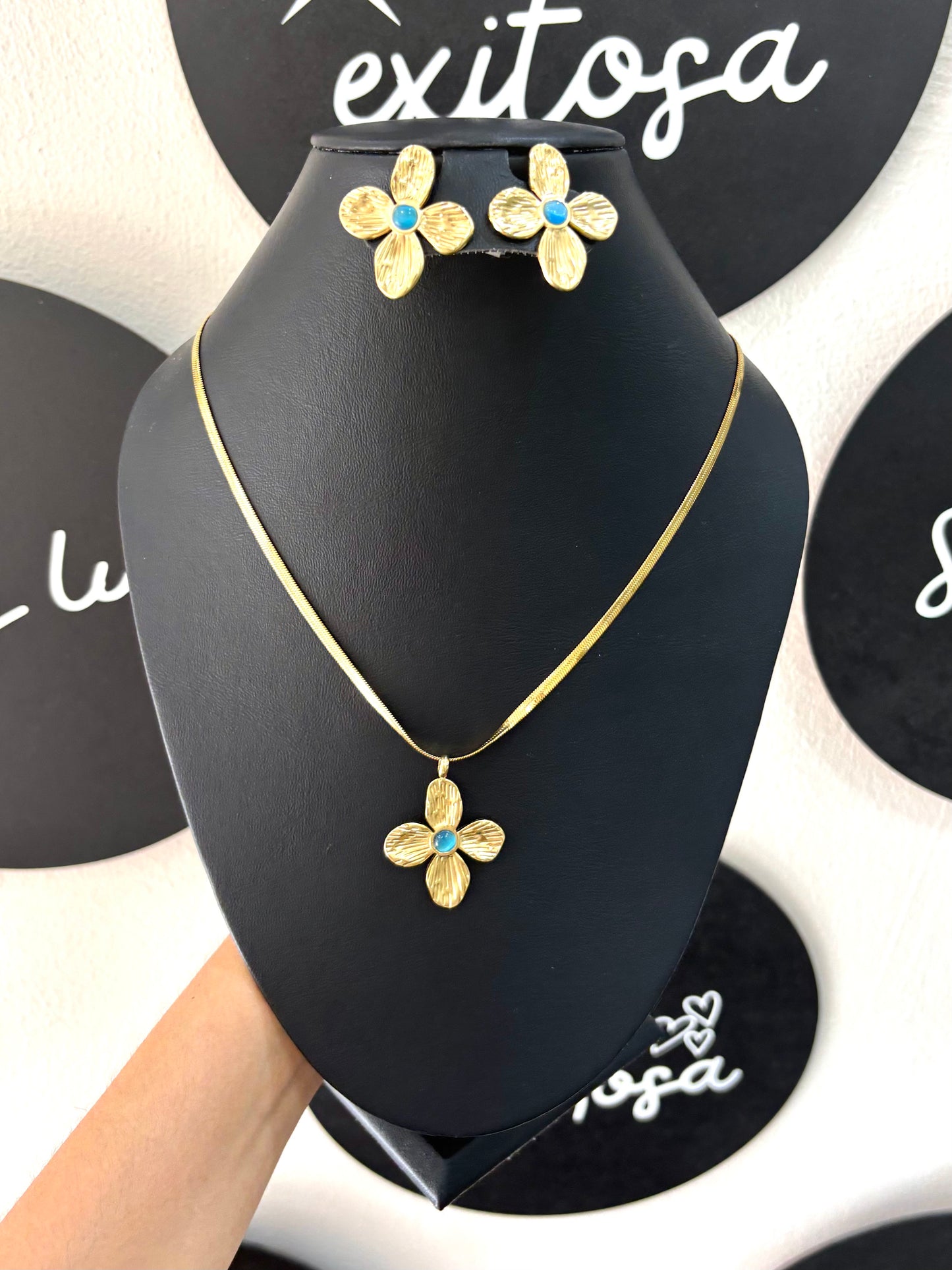 Collar dorado flor