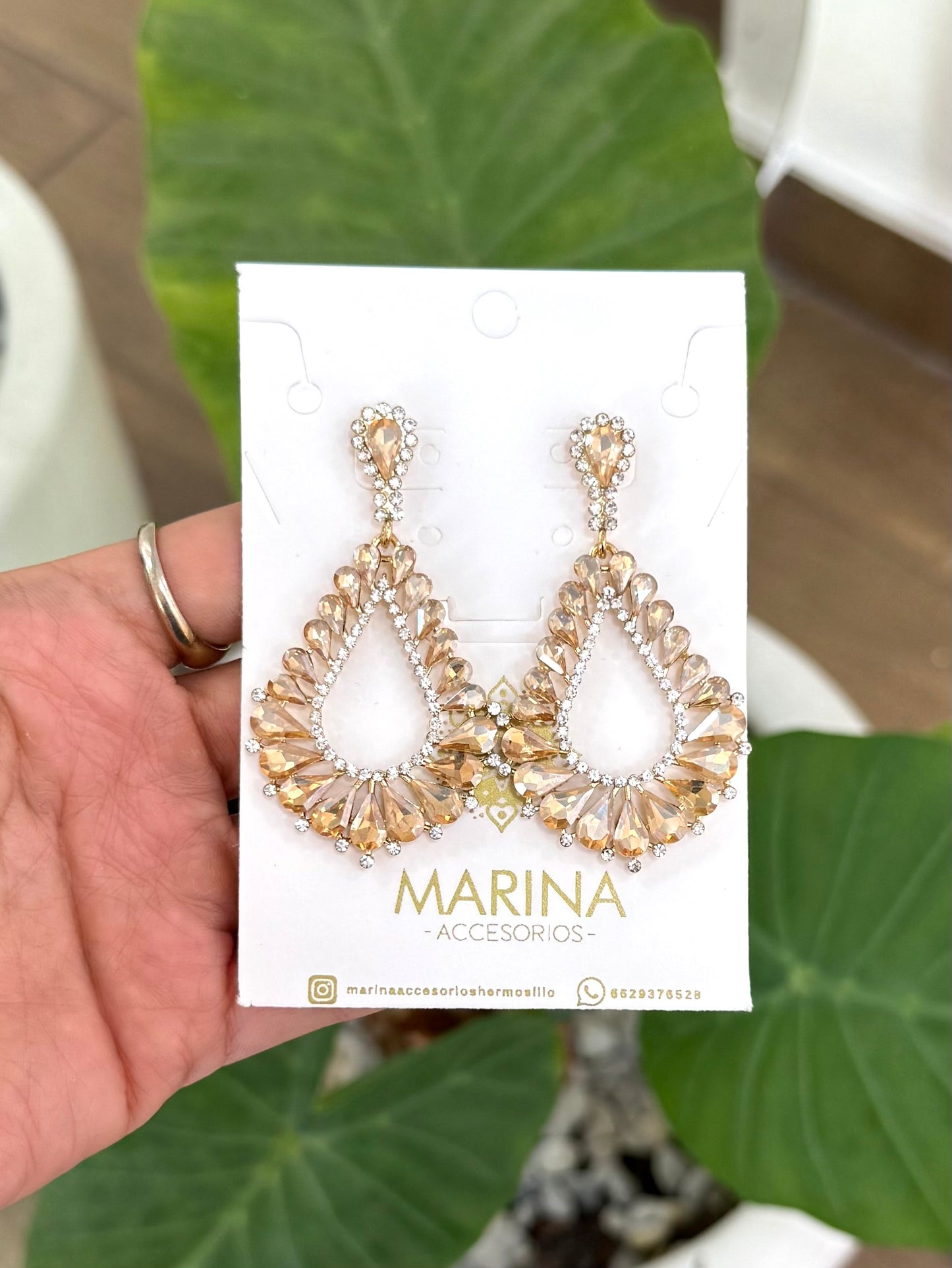 Aretes de pedrería dorados