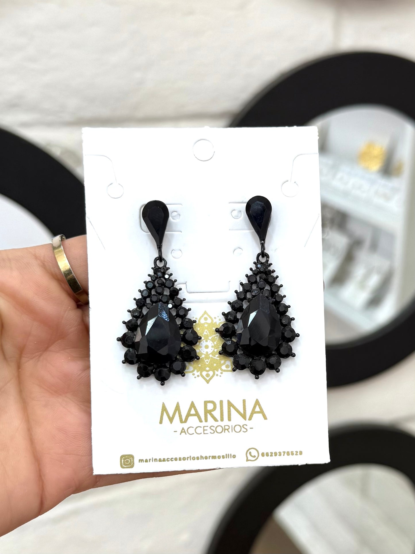 Aretes de pedrería negros