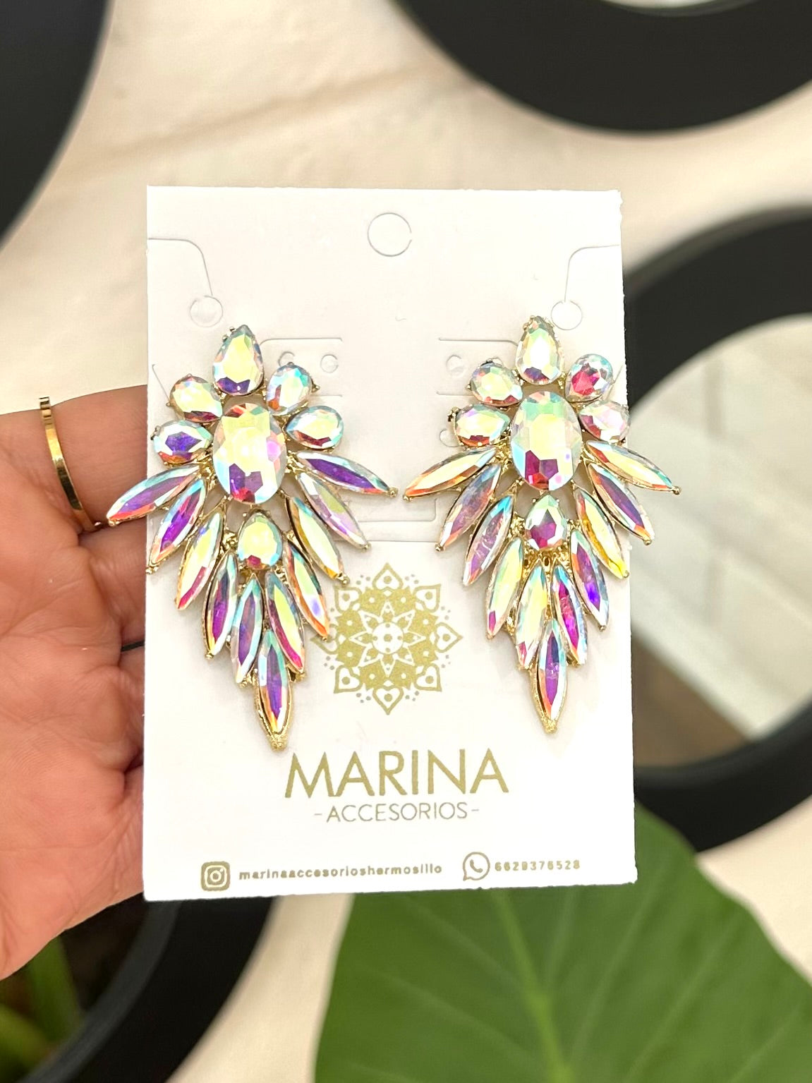 Aretes de pedrería tornasol