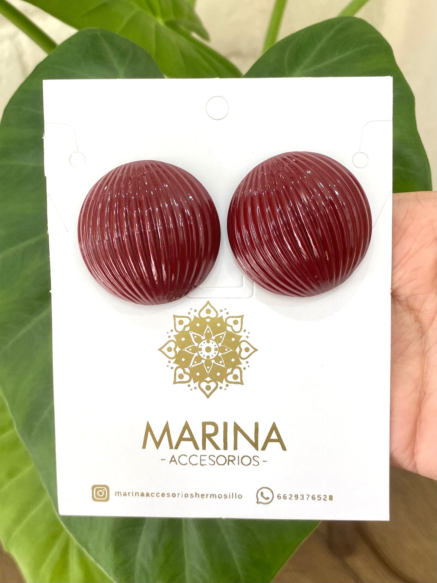 Aretes de pedrería rojo