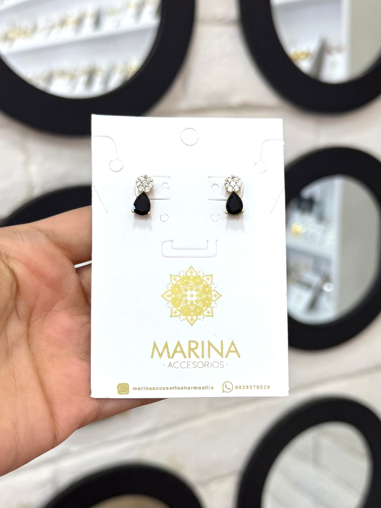 Aretes de pedrería negros