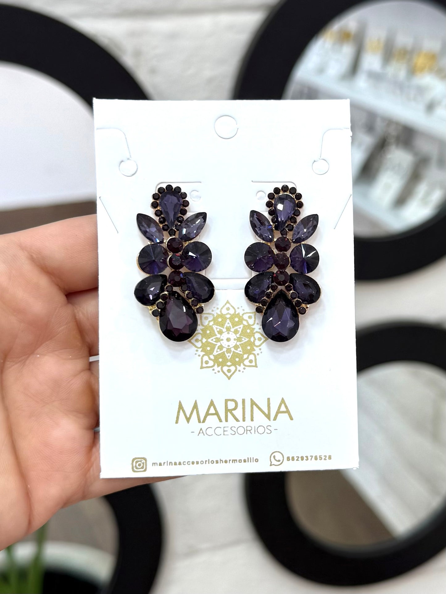 Aretes de pedrería morado