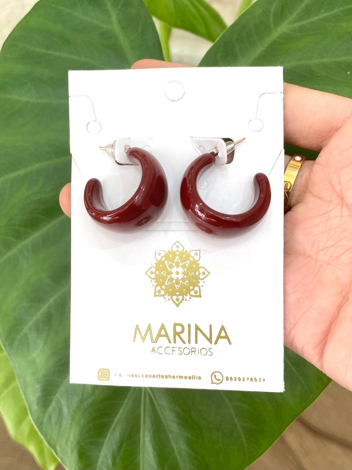 Aretes de pedrería rojo