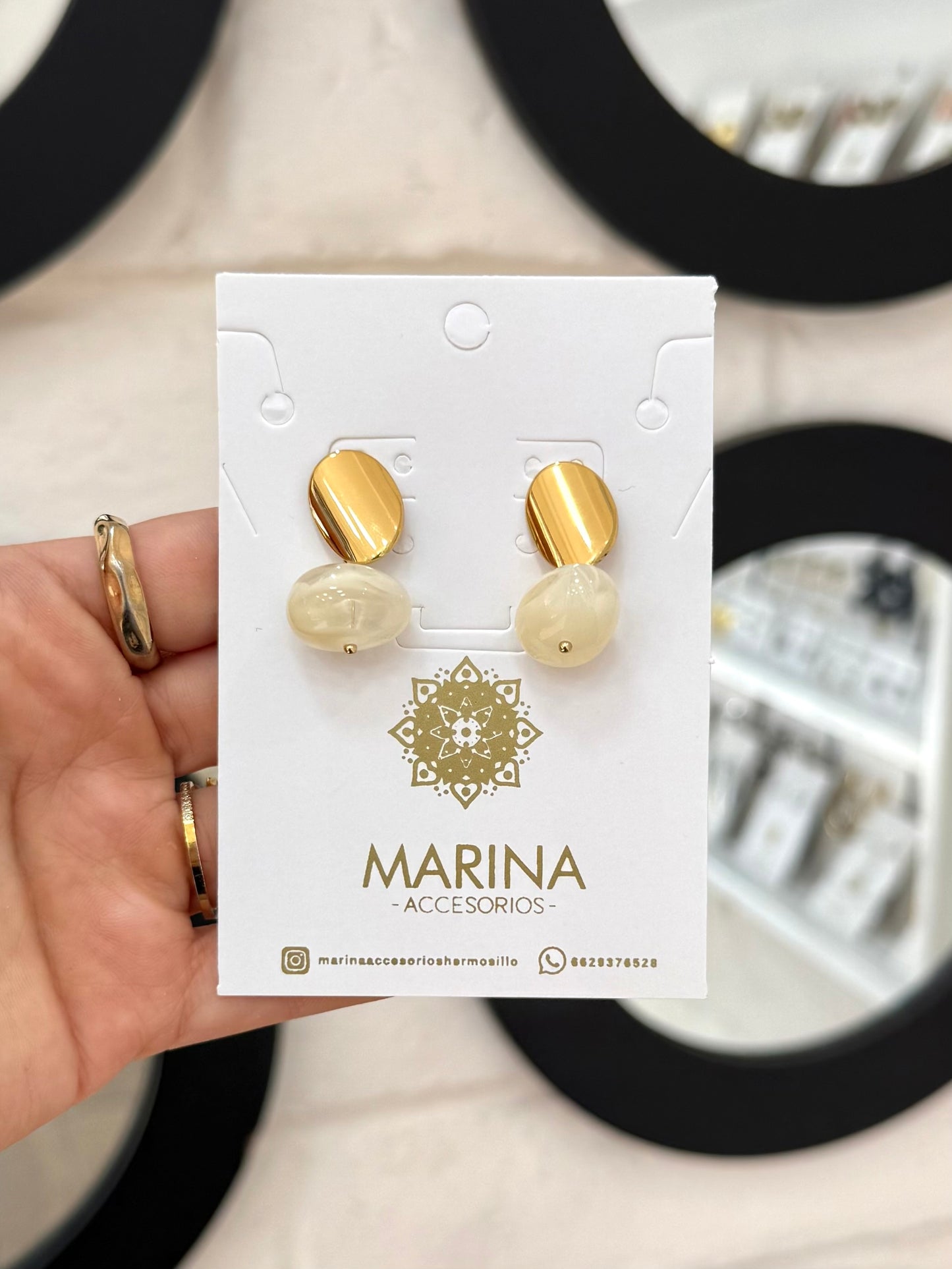 Arete casual blanco