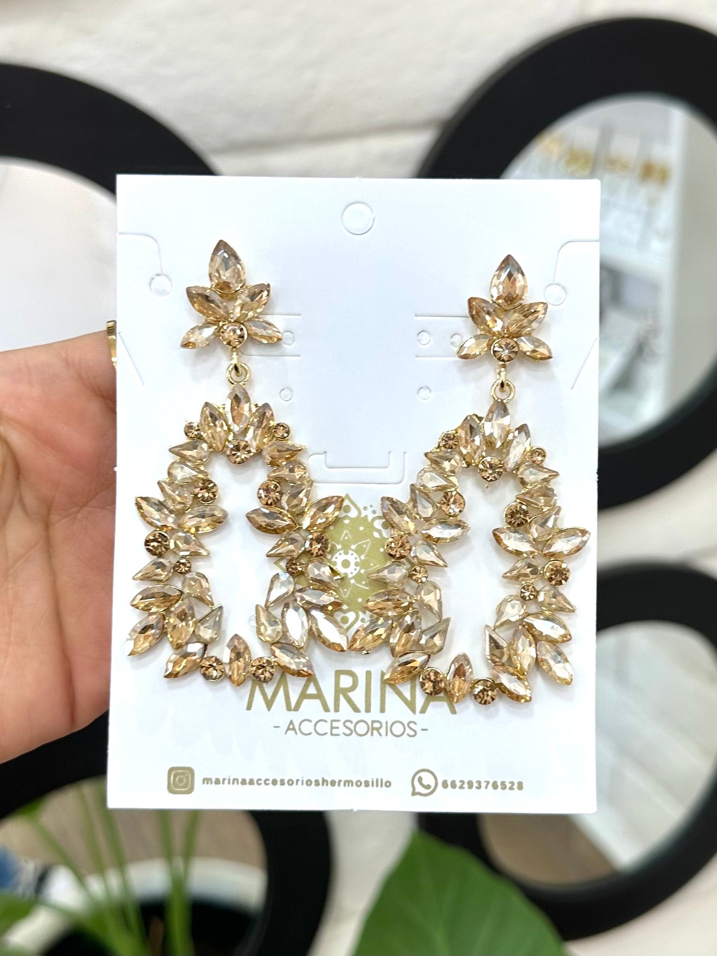 Aretes de pedrería dorados