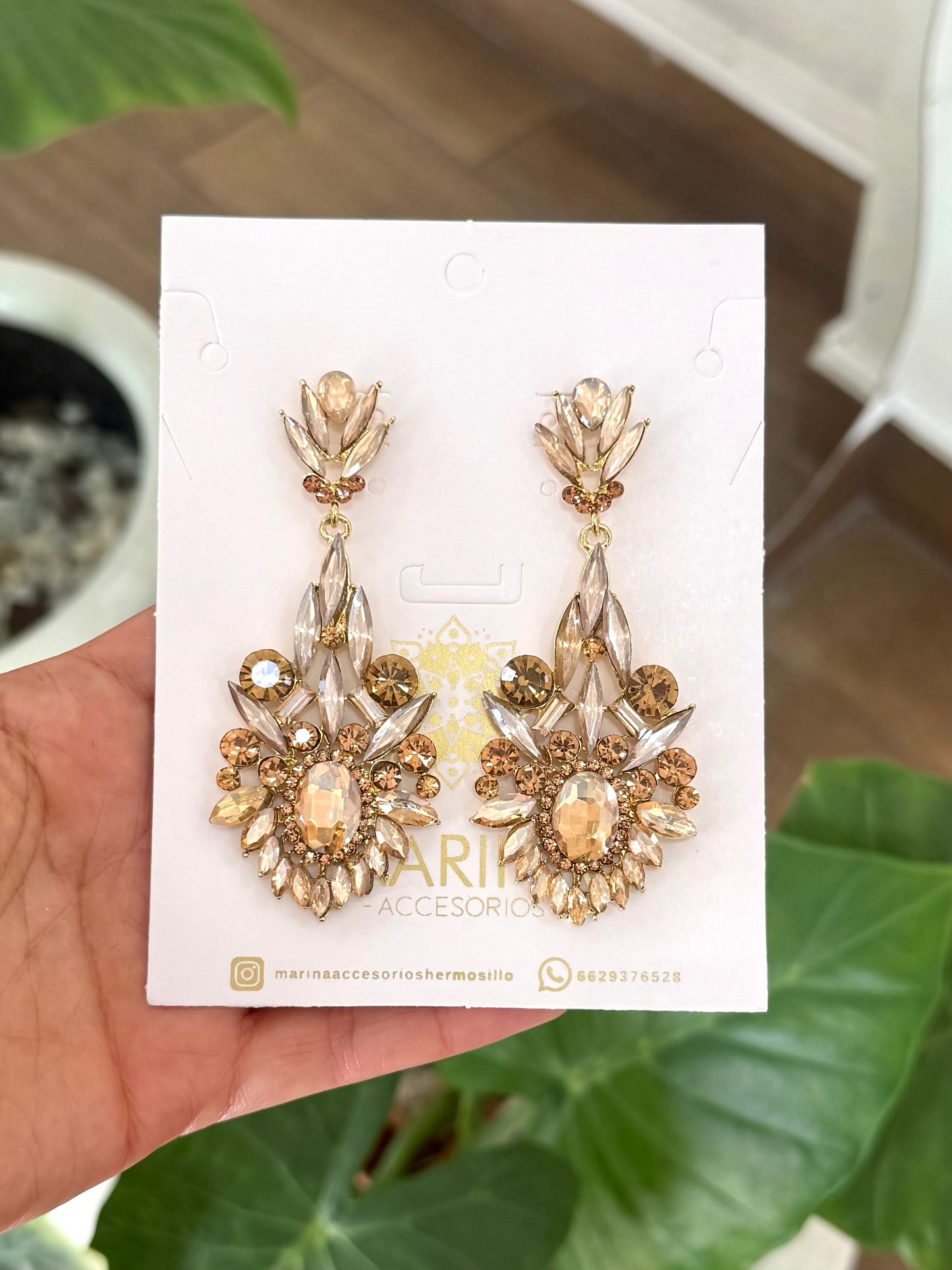 Aretes de pedrería dorados