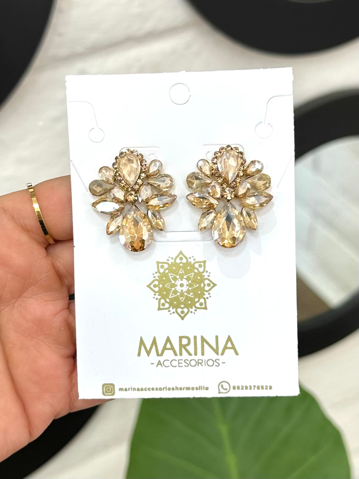 Aretes de pedrería dorados