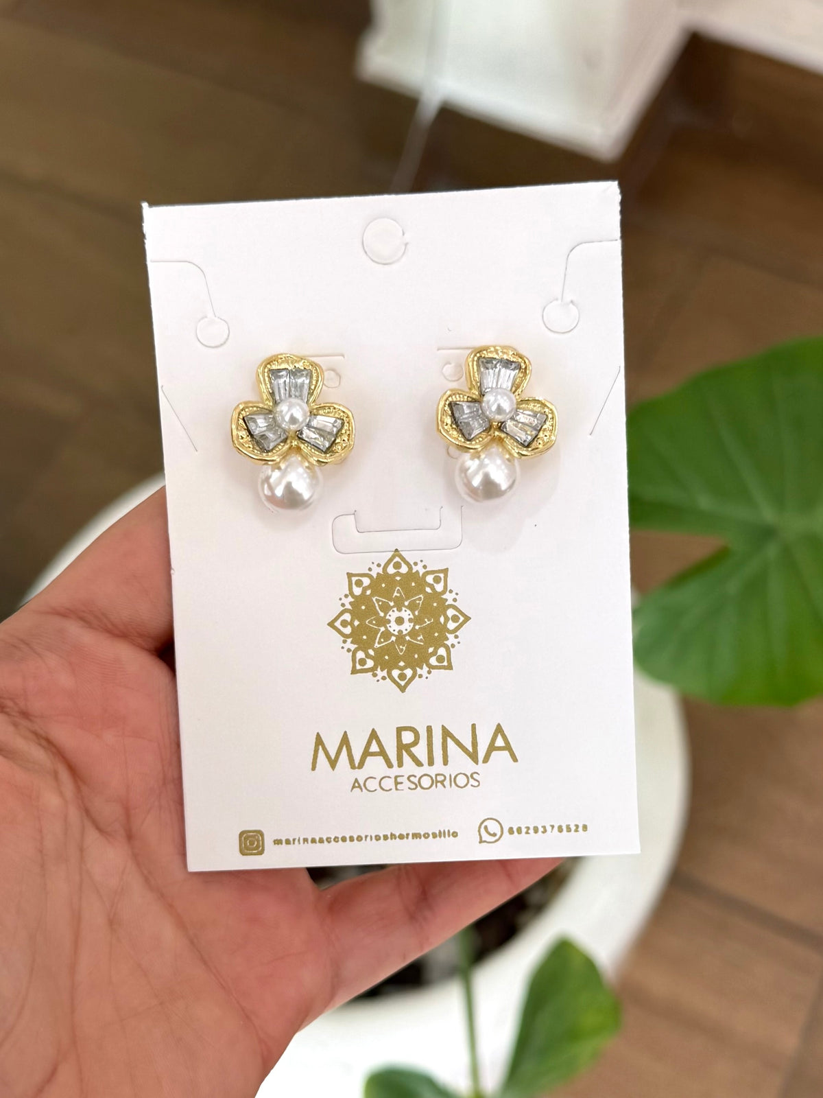Aretes de pedrería dorados