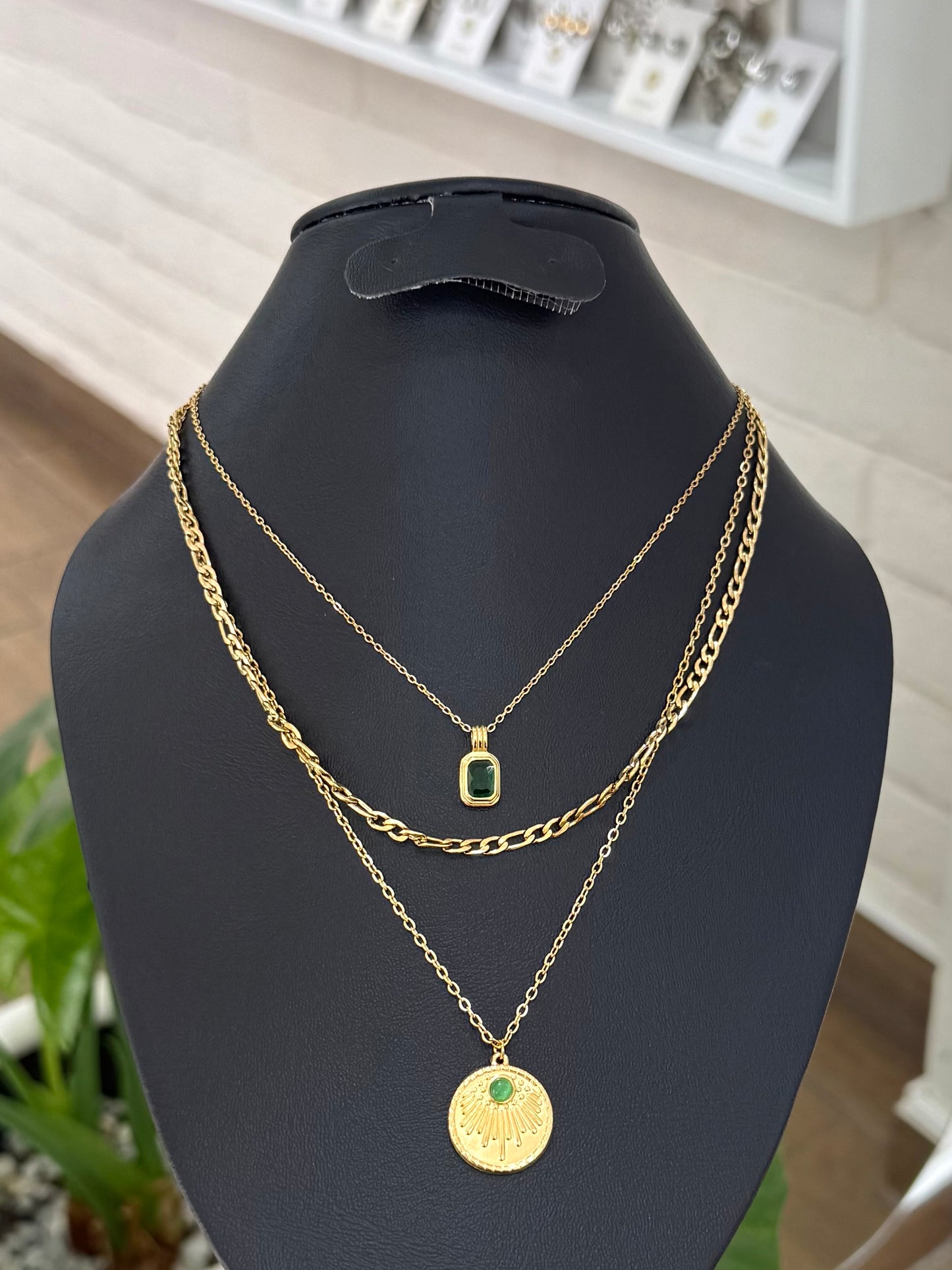 Collar triple