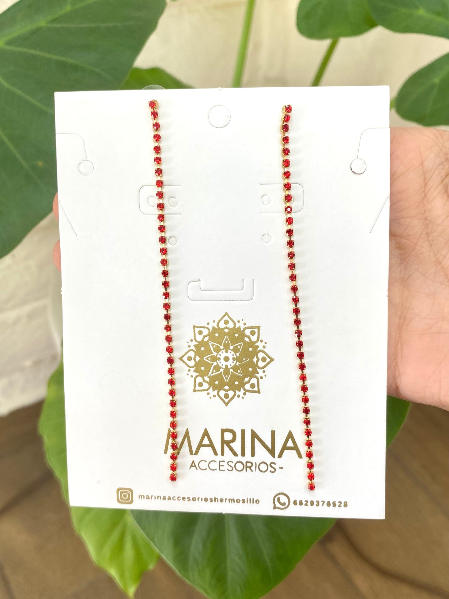 Aretes de pedrería rojo