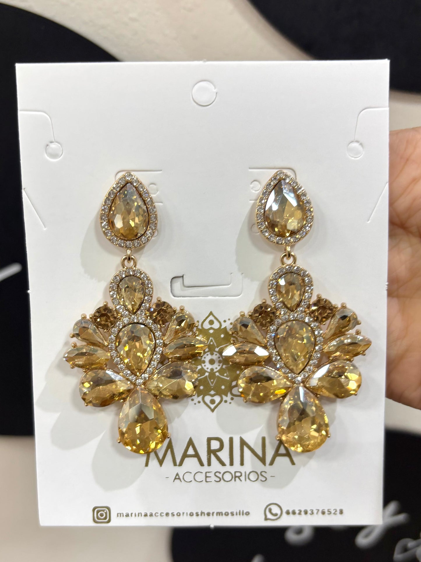 Aretes de pedrería dorados