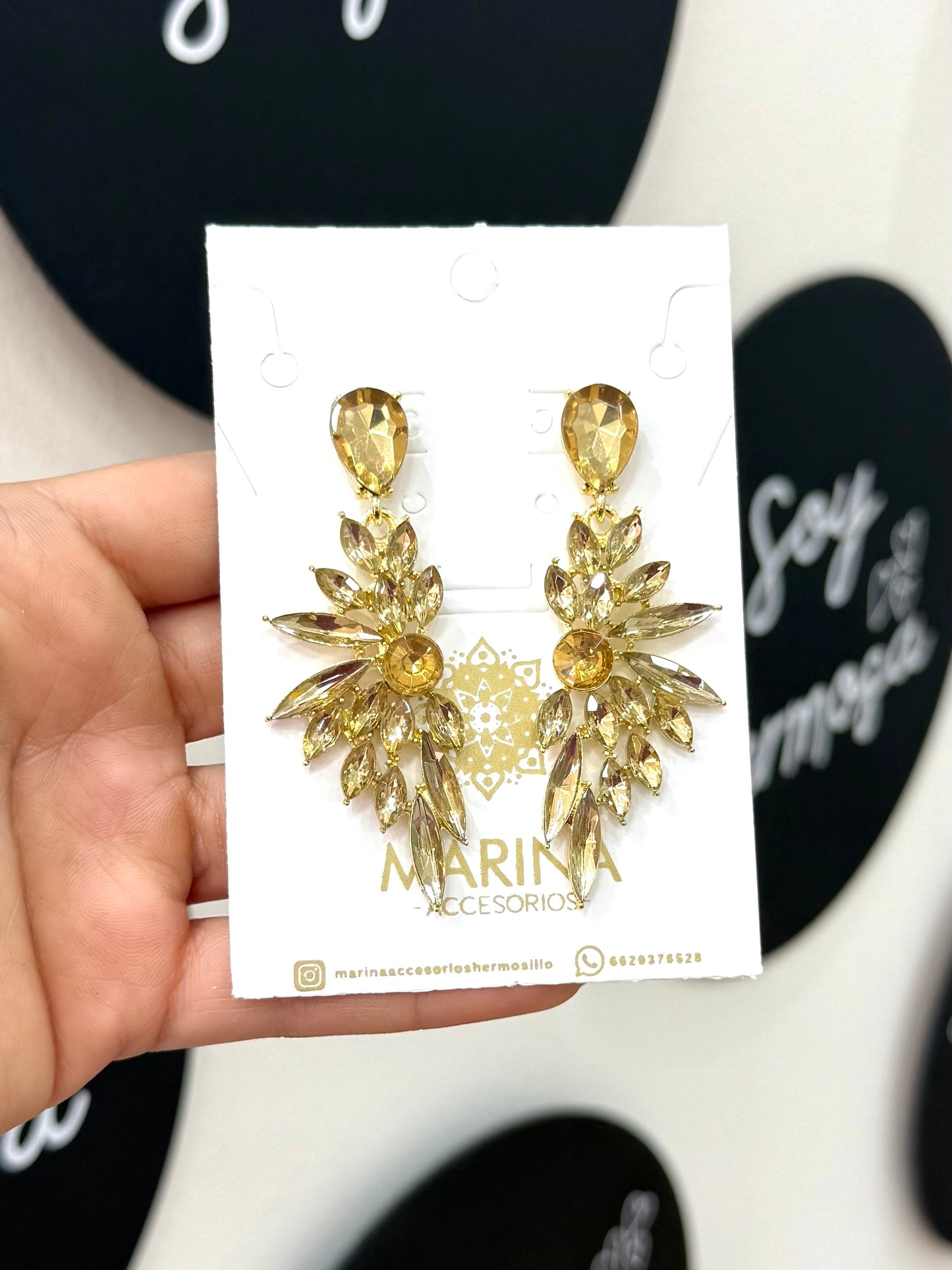 Aretes de pedrería dorados