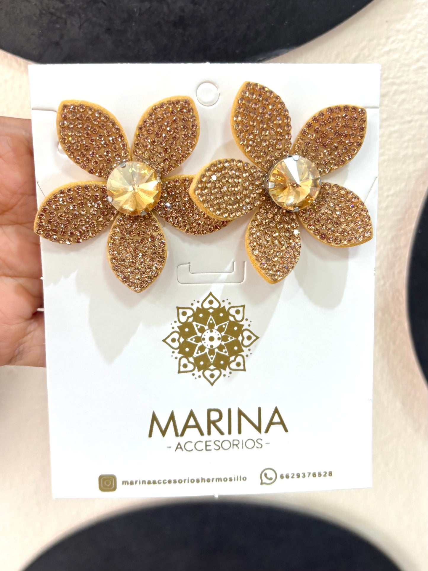 Aretes de pedrería dorados