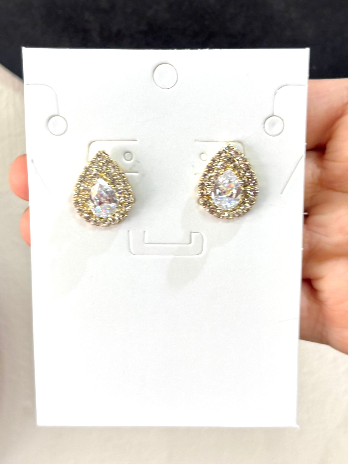 Aretes de pedrería dorados
