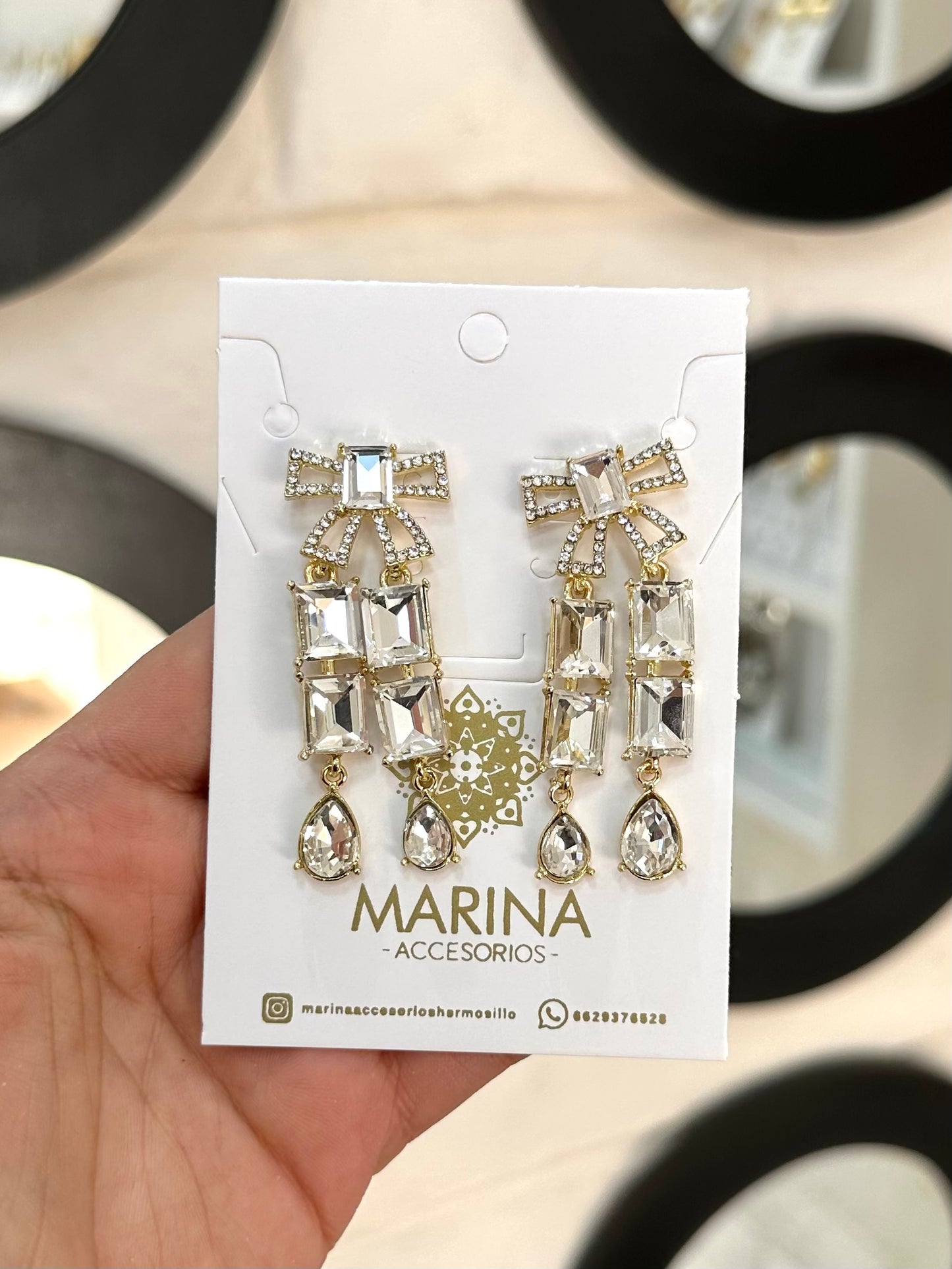 Aretes de pedrería dorados