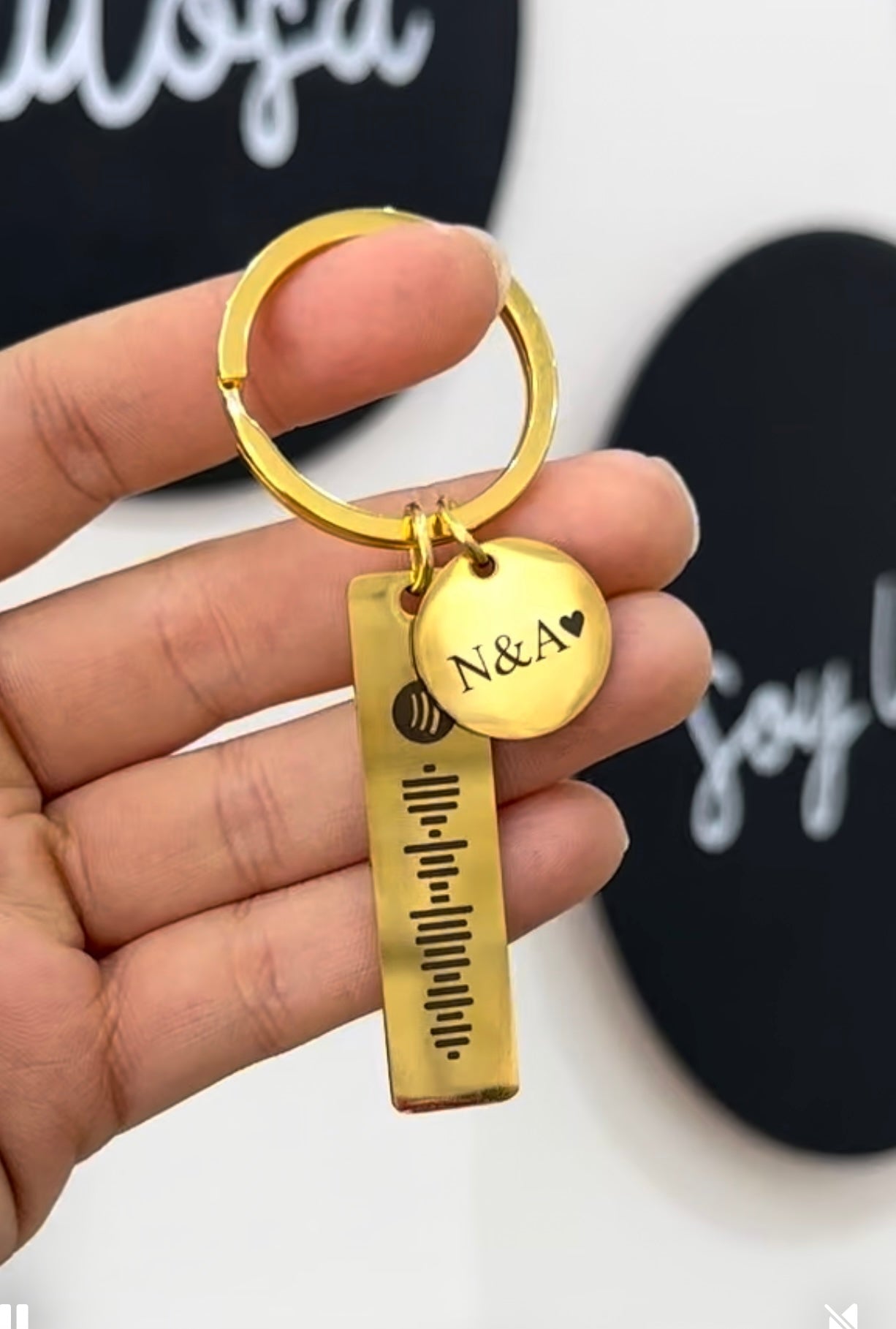 Llavero placa dorada personalizado