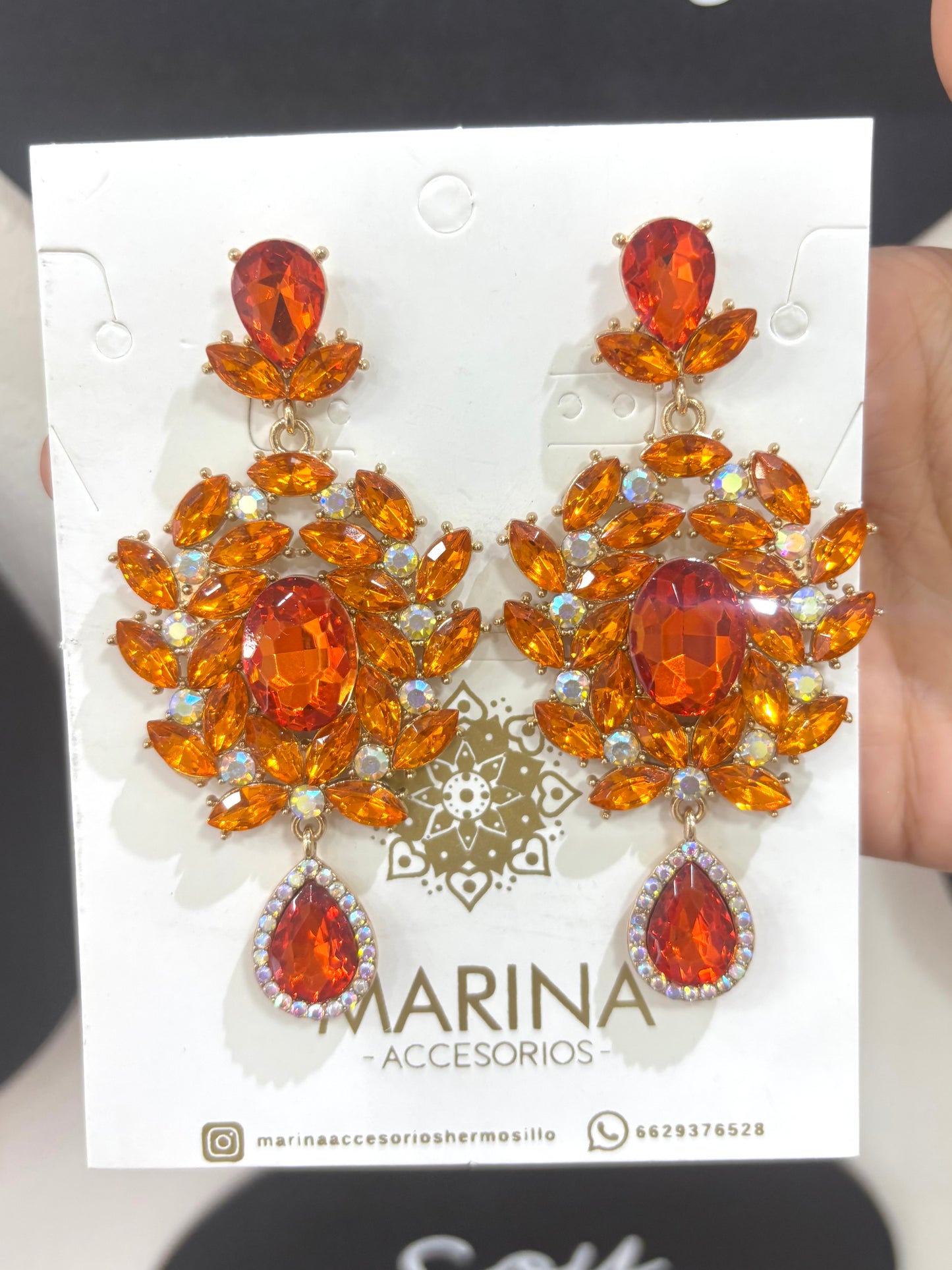 Aretes de pedrería naranjas