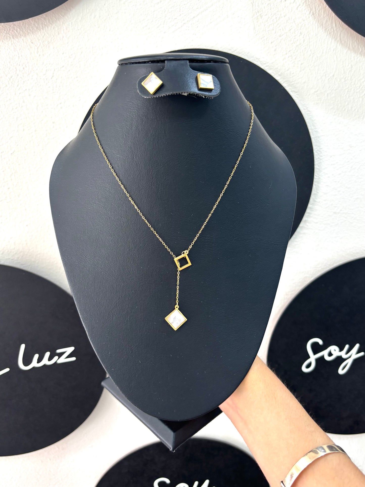 Collar piedra blanca