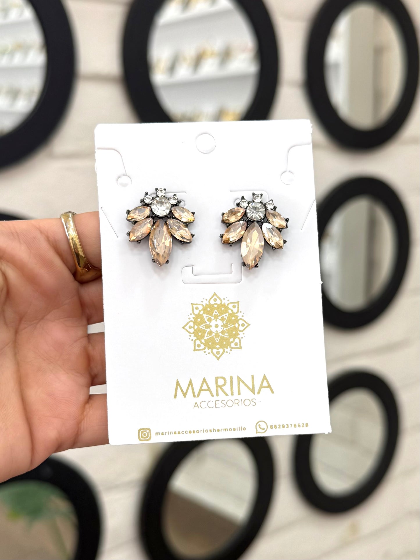 Aretes de pedrería dorados