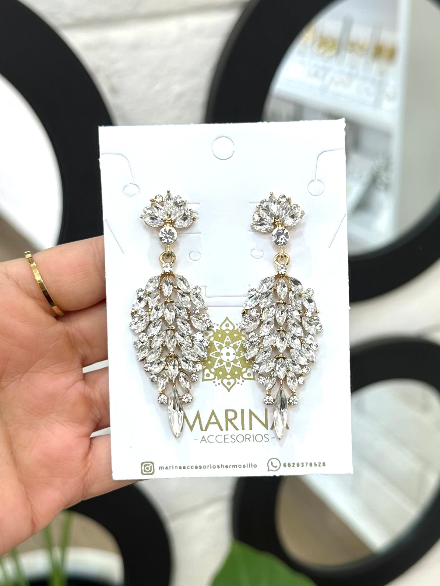 Aretes de pedrería dorados
