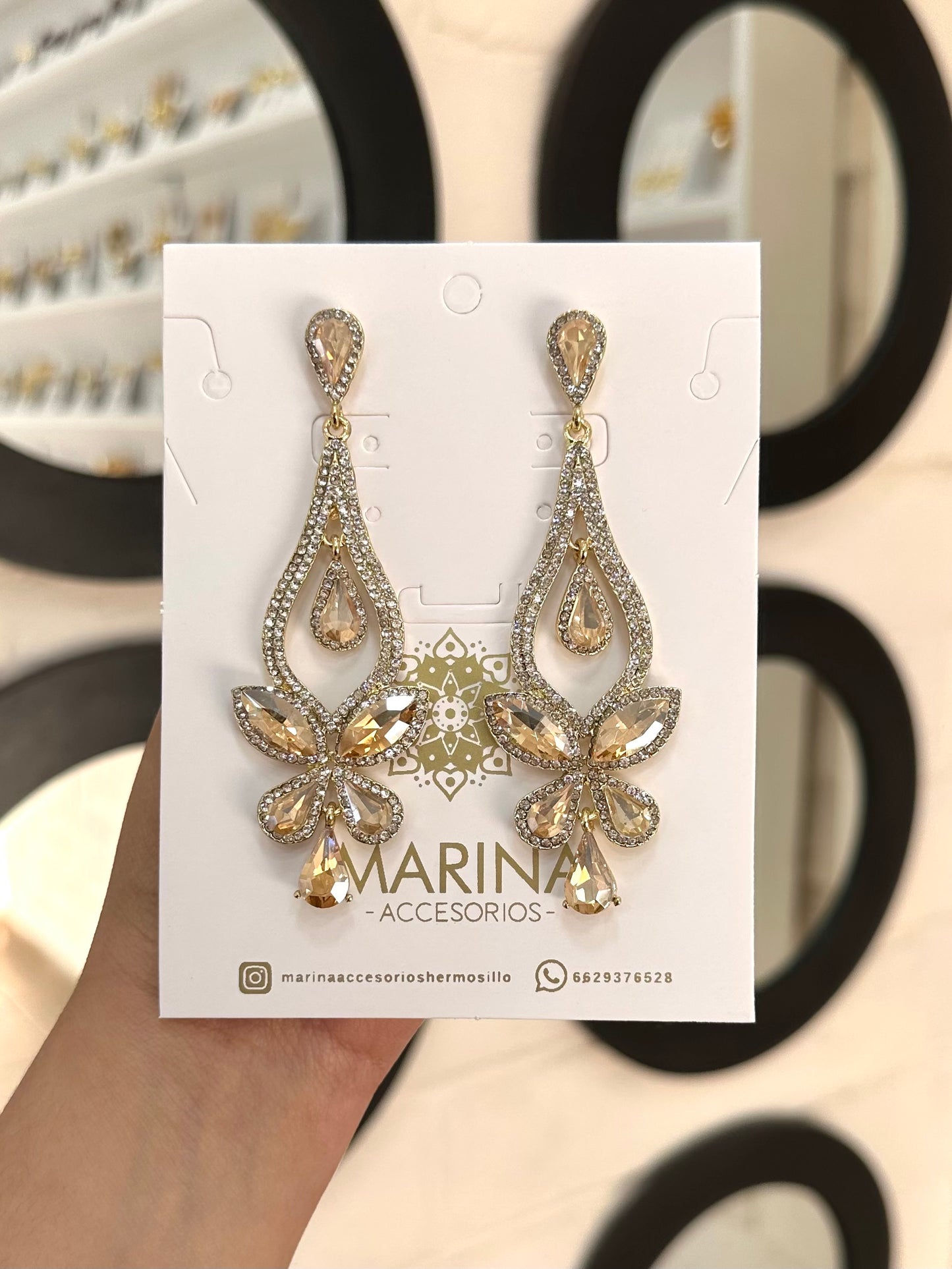 Aretes de pedrería dorados