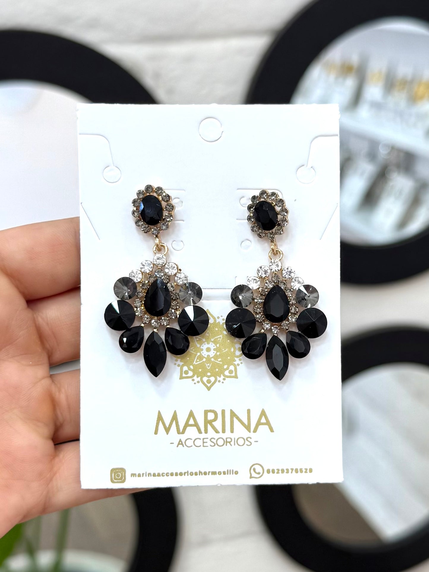 Aretes de pedrería negros