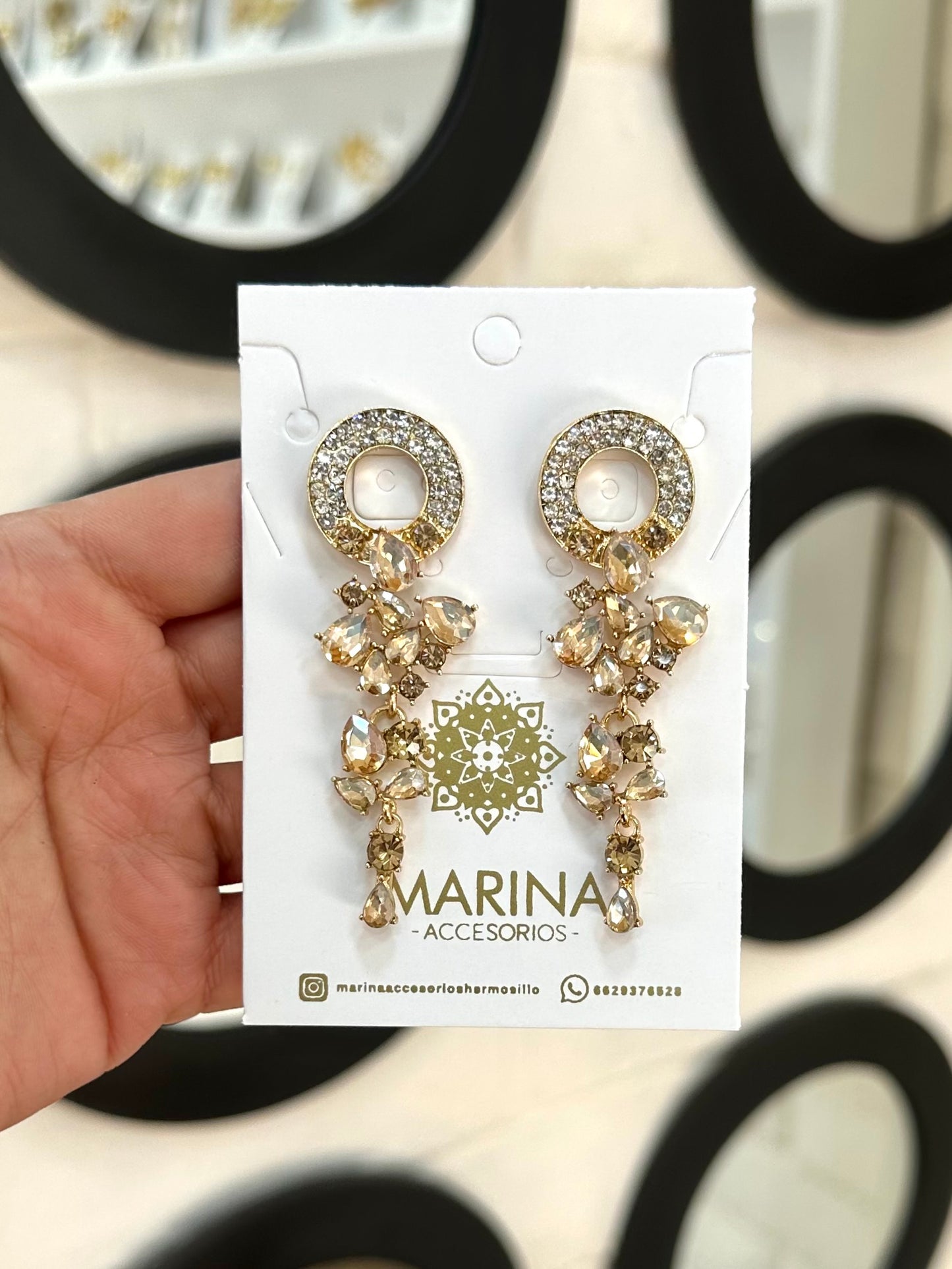 Aretes de pedrería dorados