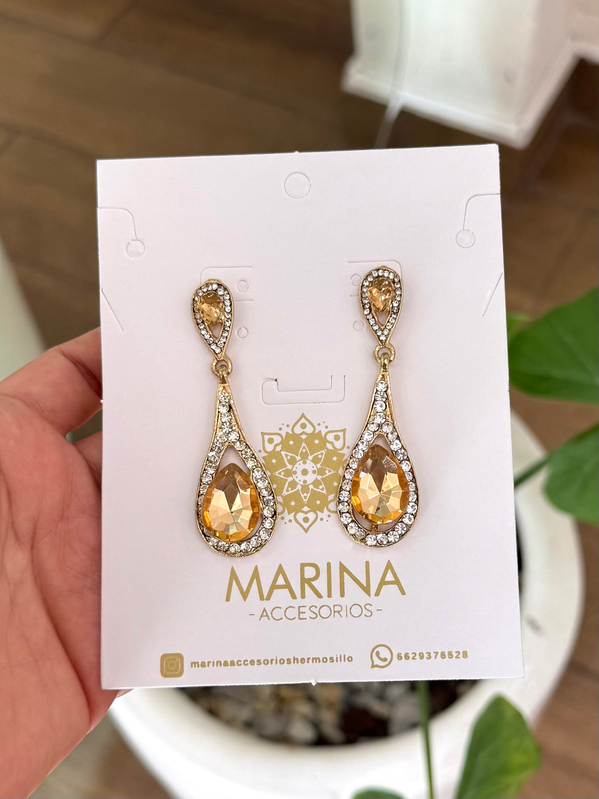 Aretes de pedrería dorados