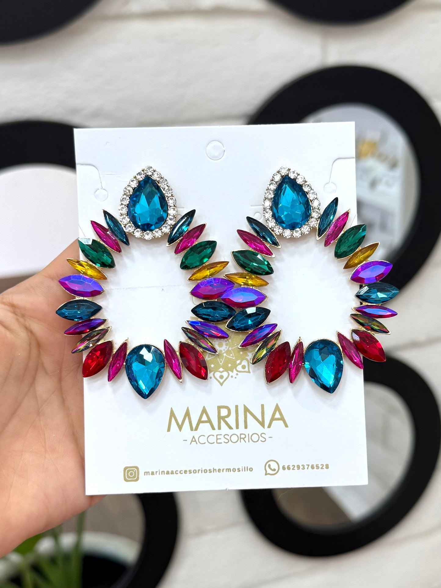 Aretes de pedrería multicolor