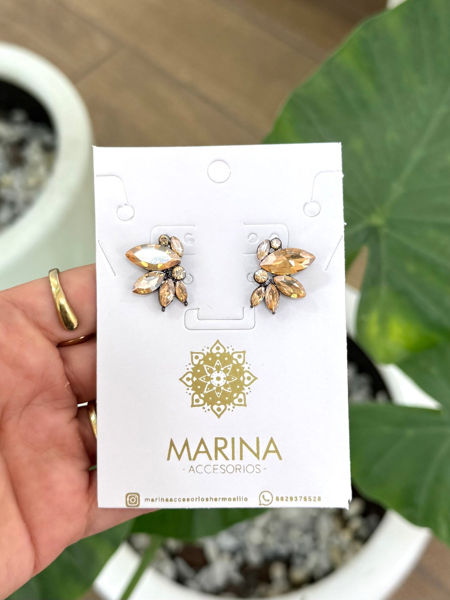 Aretes de pedrería dorados