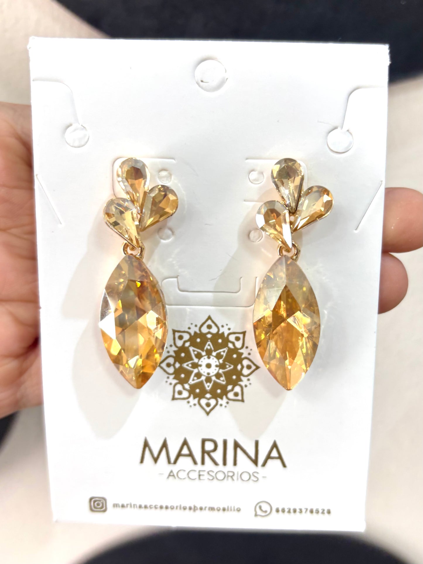 Aretes de pedrería dorados