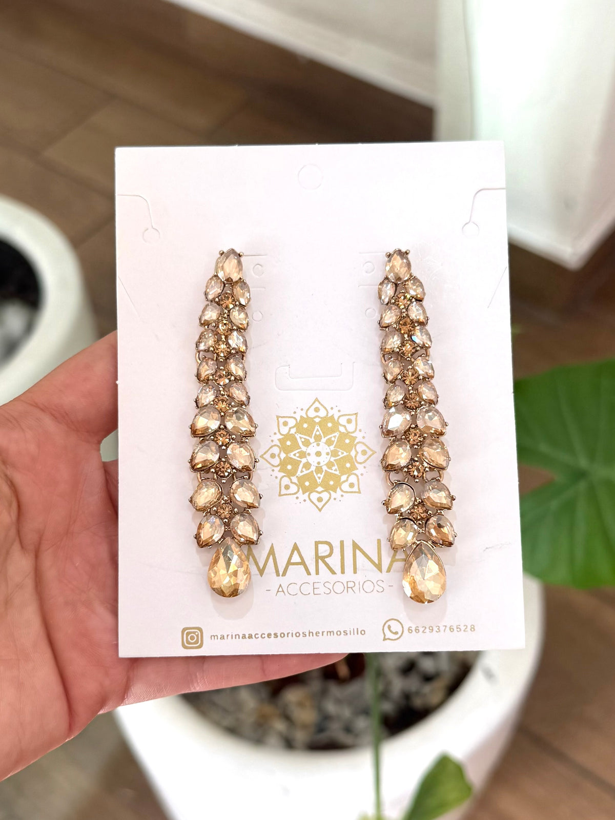 Aretes de pedrería dorados