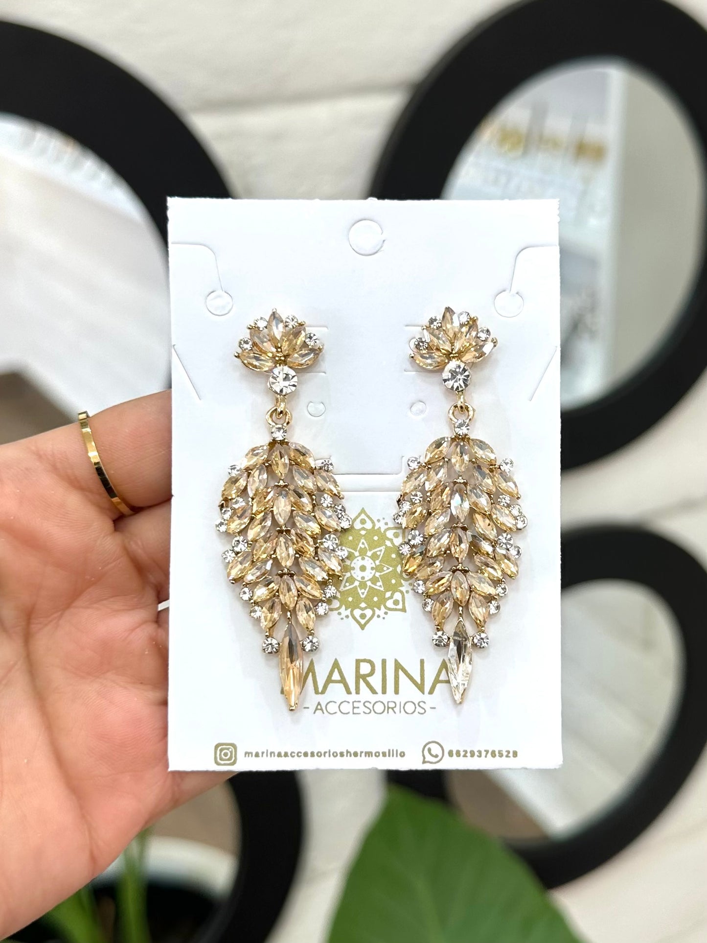 Aretes de pedrería dorados