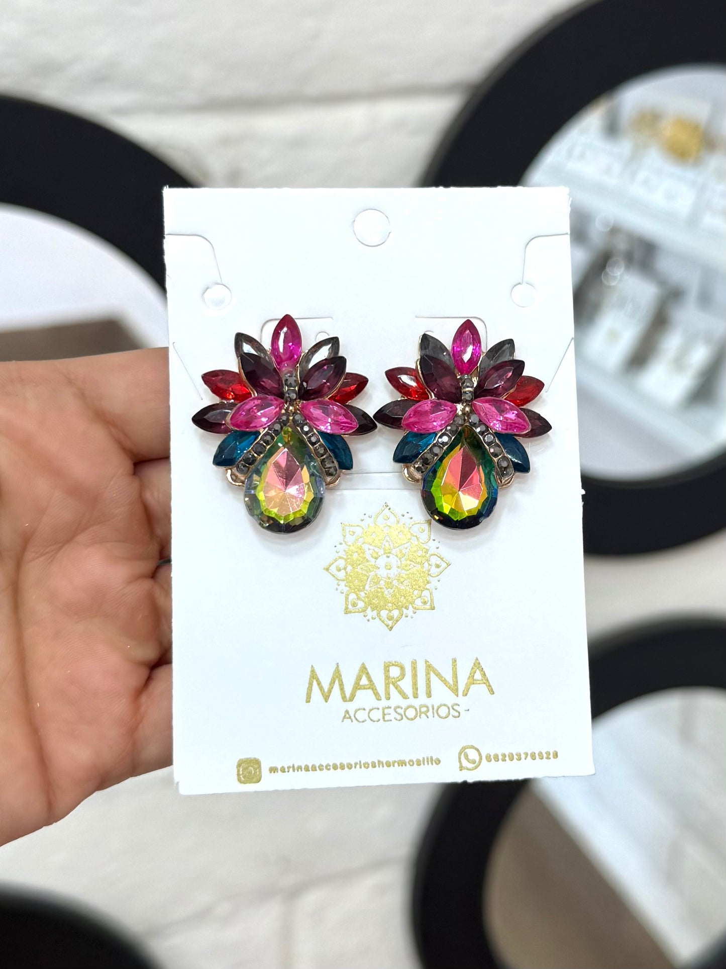 Aretes de pedrería multicolor