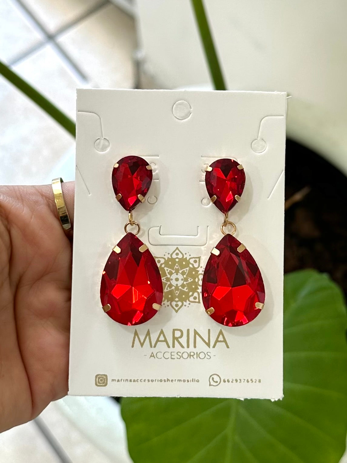 Aretes de pedrería rojo