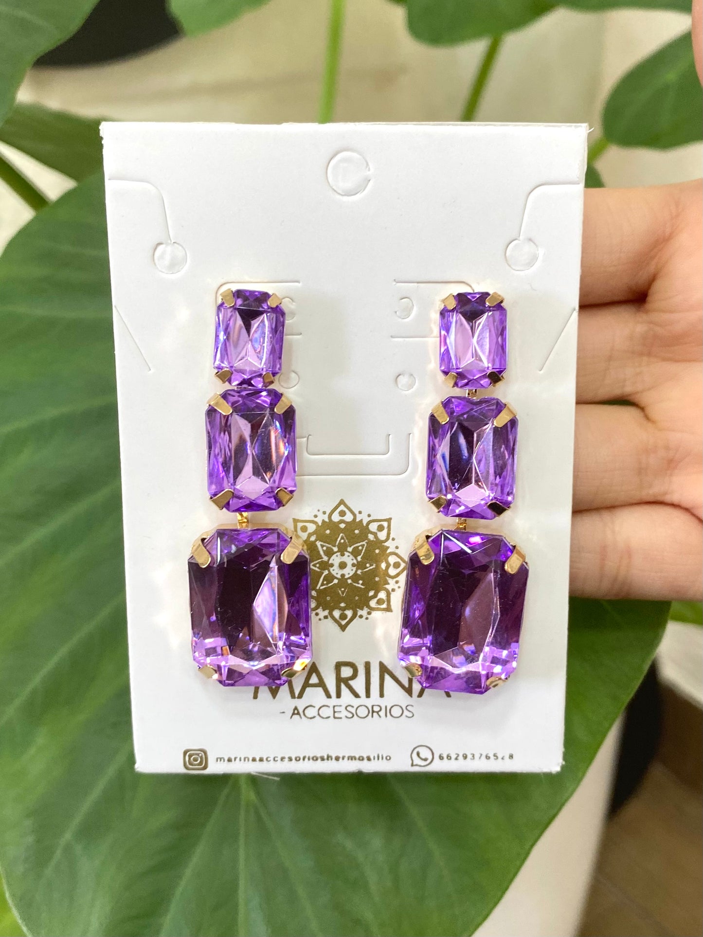 Aretes de pedrería morado