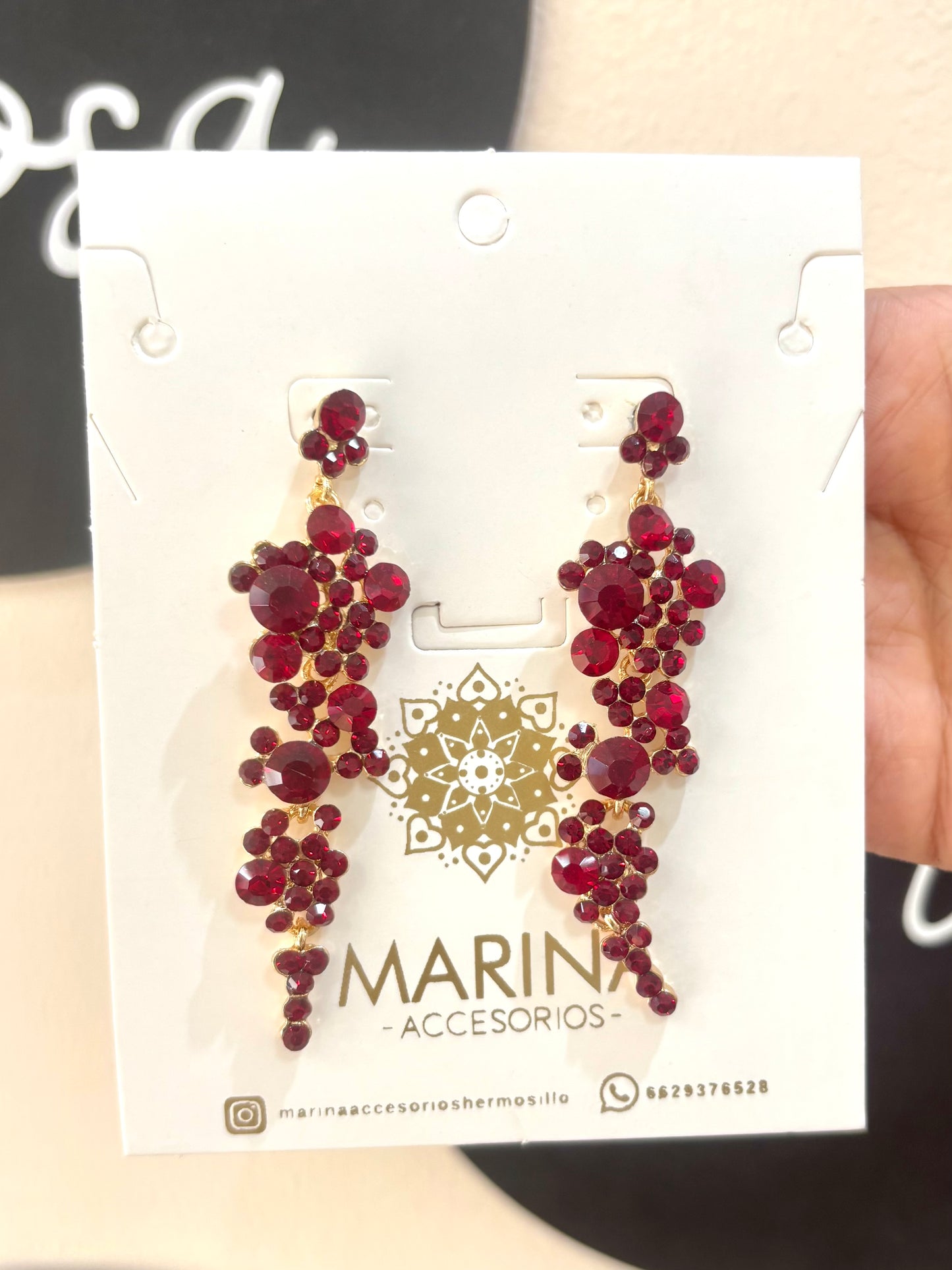 Aretes de pedrería rojos