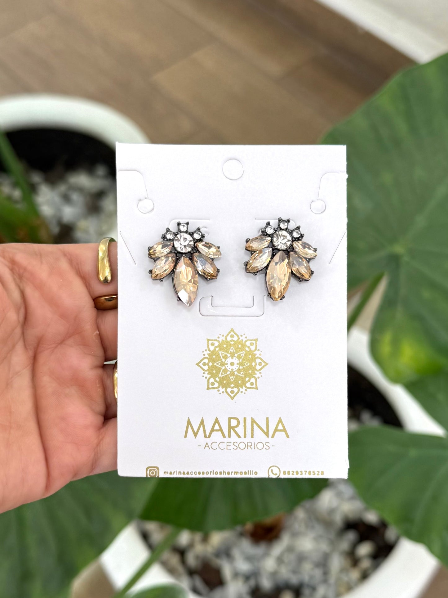 Aretes de pedrería dorados