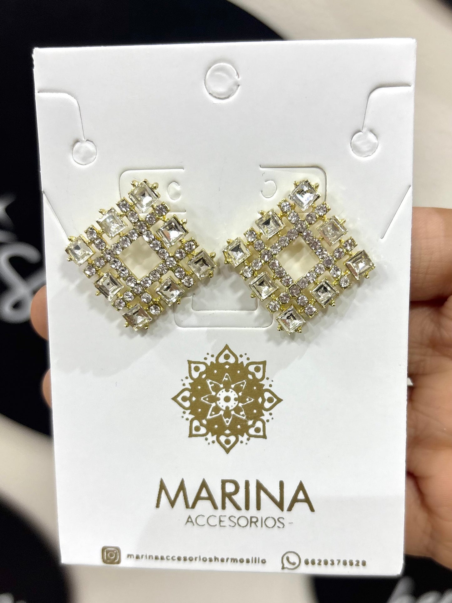 Aretes de pedrería dorados