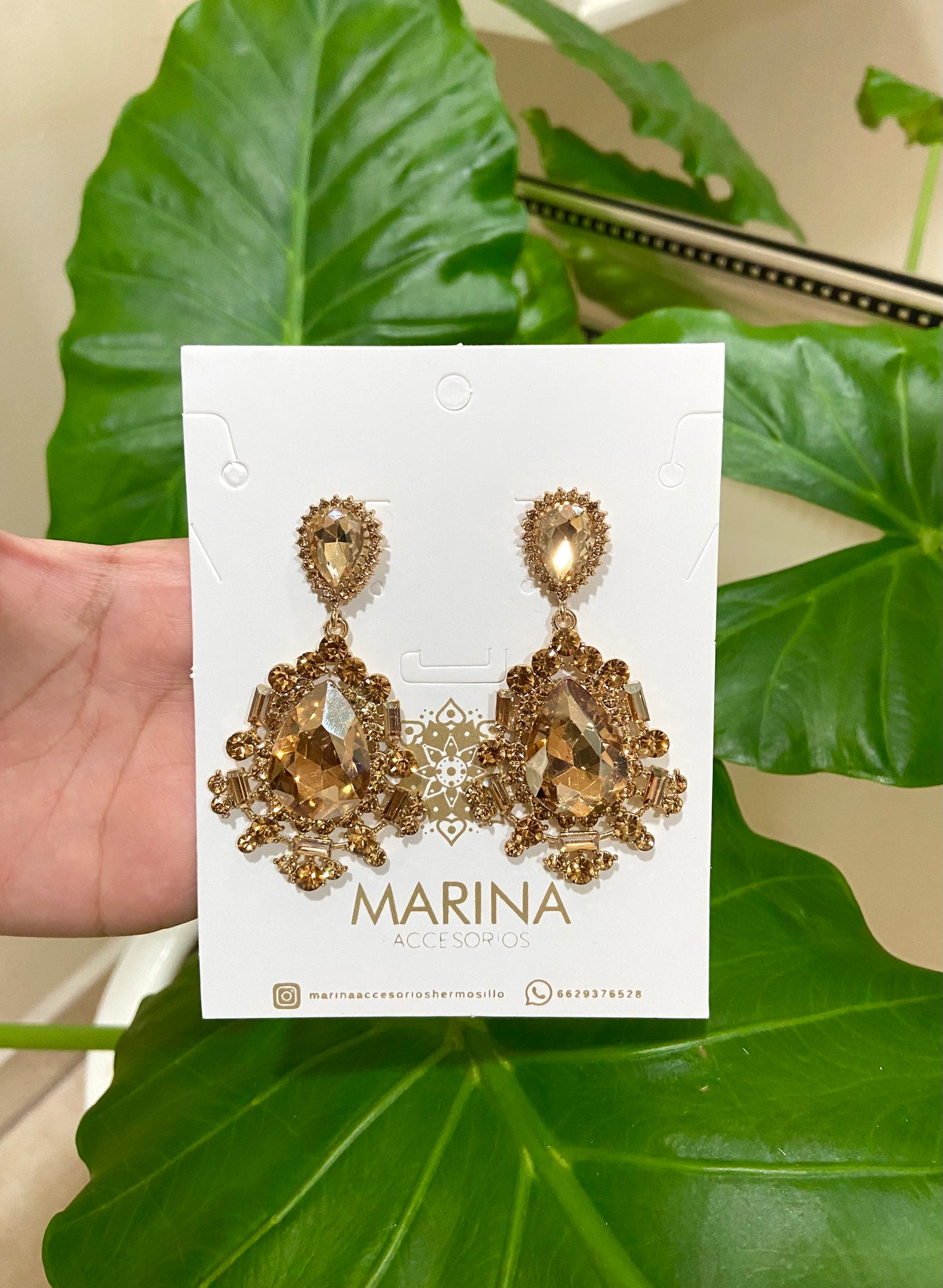Aretes de pedrería dorados