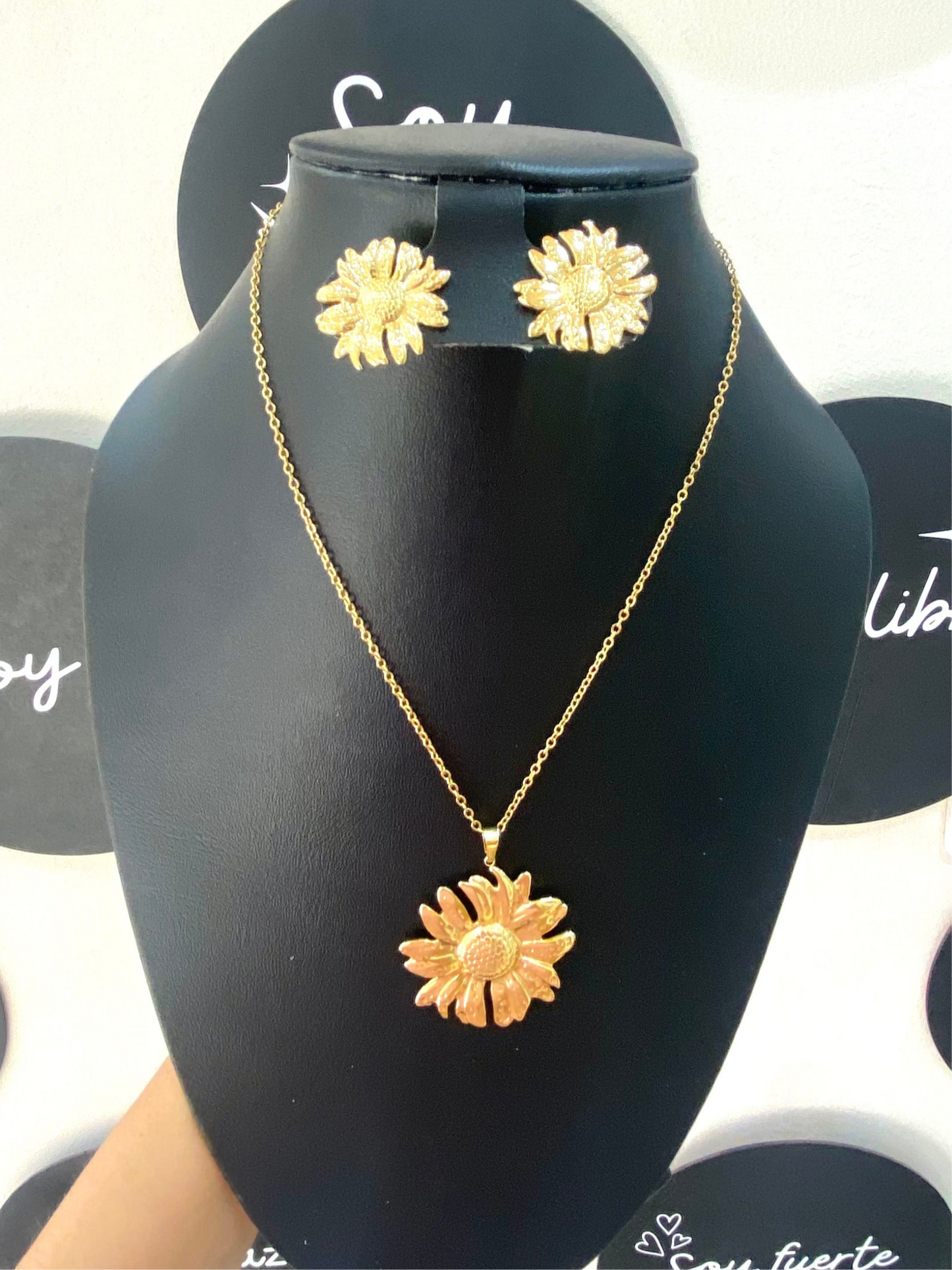 Collar dorado flor