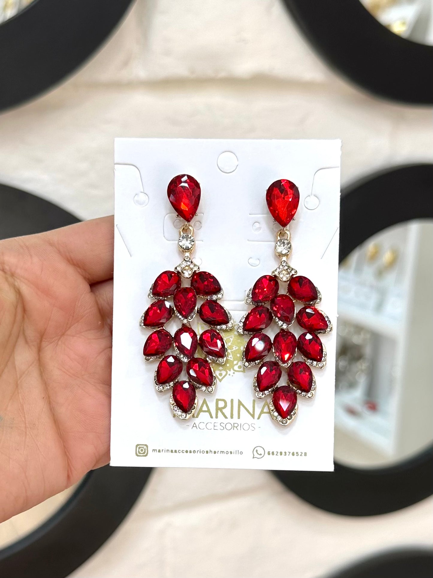 Aretes de pedrería rojo