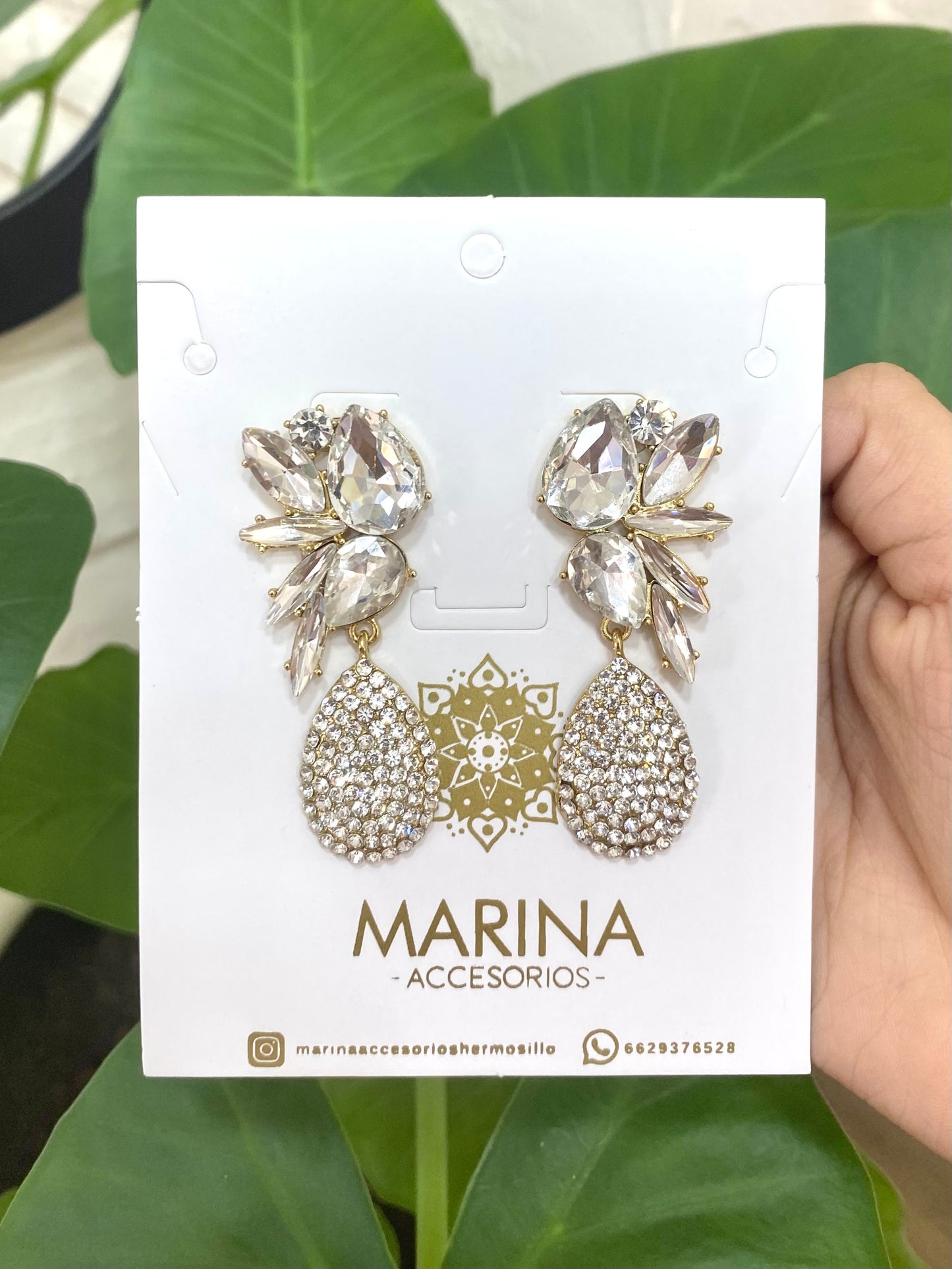 Aretes de pedrería dorados